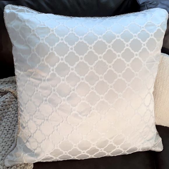 Waterford Linen Belissa Euro Sham, Grey & White, 26”x 26”, 100% Polyester NEW - Picture 4 of 8